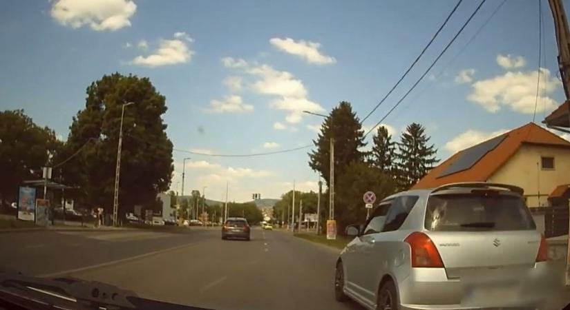 Őrült Suzukis garázdálkodik a Pécs Pláza közelében – erre való a buszsáv Pécsen? (VIDEÓ)