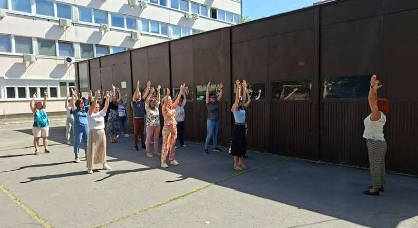 Flashmobbal mozgatták meg a dolgozókat a Kormányhivatalban