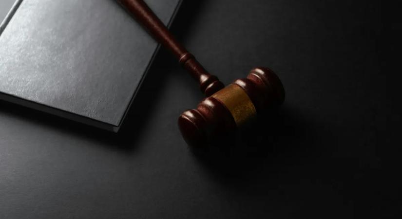Botrány: a tárgyaló közelében szexelt a bíró, még a dolgozók is hallották