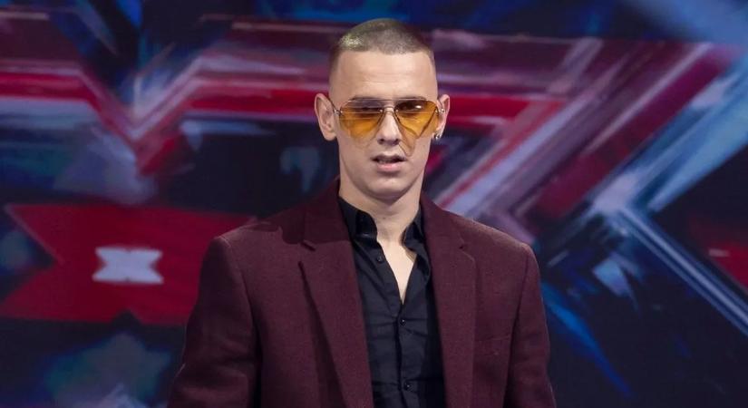 Sört borogatott és üvöltözött a színpadon az X-Faktor győztese: botrányba fulladt Fehér Krisztián koncertje – videó