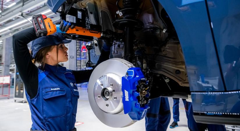 Már a harmadik műszakra is toboroz a debreceni BMW-gyár – fotókkal, videóval