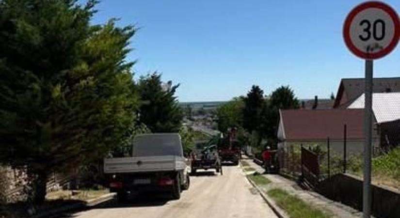 Figyelem, autósok! Több utcában van forgalomkorlátozás