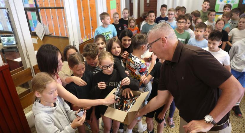 Jégkrémmel lepték meg a gyerekeket az iskolákban a kaposvári Rotary Club önkéntesei