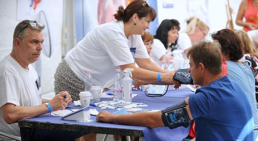 Ingyen szűrések és milliós támogatás egy napon – ismét Kiskunhalasra érkezik a Richter Egészségváros