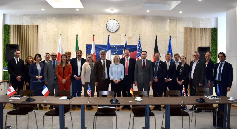 A G7-országok nagykövetei az orosz fenyegetés ellenére sem hagyják le Kijevet
