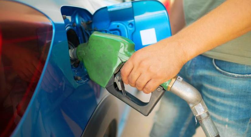 Ilyen sokkal csökken a benzin piaci ára szombaton: a gázolajé is jelentősen változik