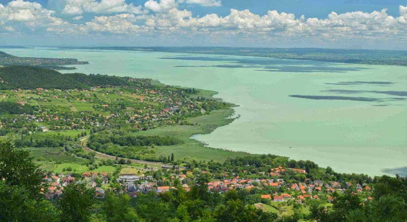 Forr a levegő a Balatonnál: lezárhatják a még szabad lejárókat, fellázadtak a helyiek
