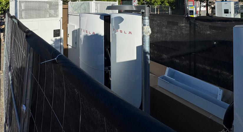 Célegyenesben hazánk 15. Tesla töltőállomása