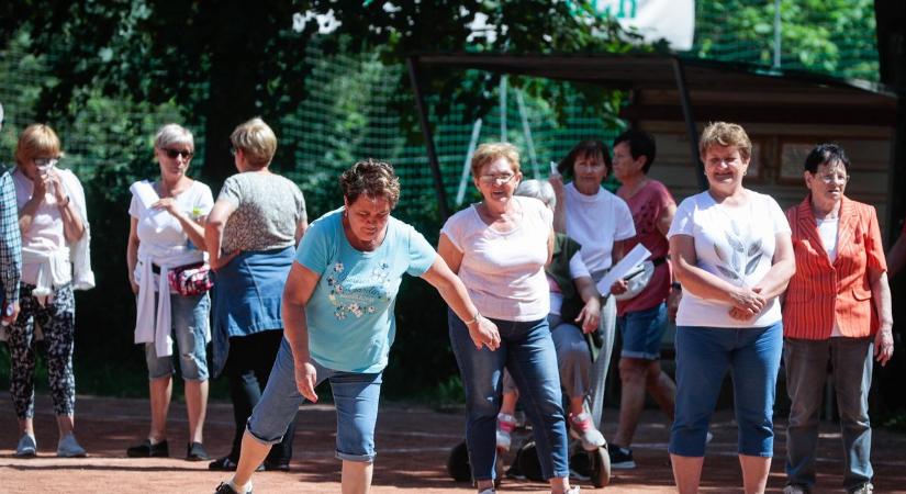 Érmek, mosolyok és közösségi élmény a nyugdíjasok sportvetélkedőjén