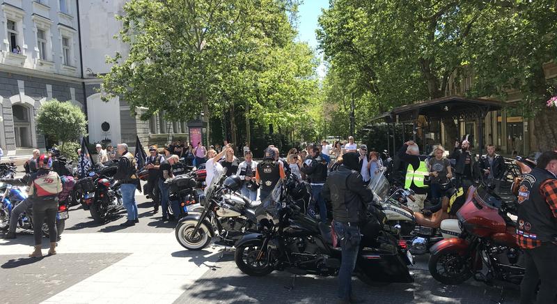 Motorosok lepték el a kaposvári Kossuth teret