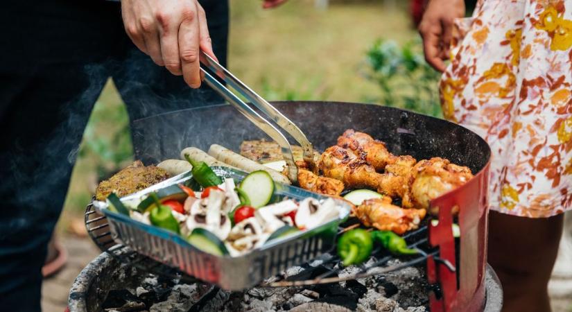 Hétvégi kerti sütögetés: szabad vagy tilos péntektől a grillezés és a bográcsozás?