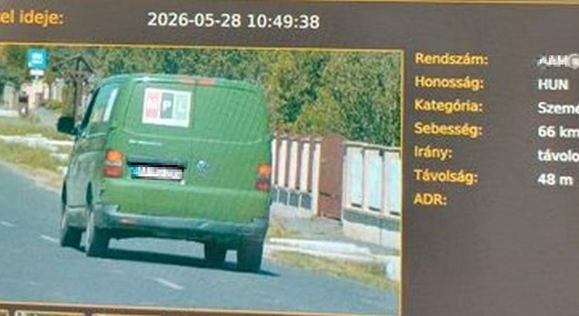 Félelmetes tempóra kapcsolt a Magyar Posta! Percek alatt kétszer is gyorshajtáson kaptak egy postás kocsit Nógrádban - Fotók