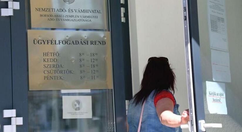 Bezárja a NAV a központi ügyfélszolgálatát Debrecenben – íme, a részletek