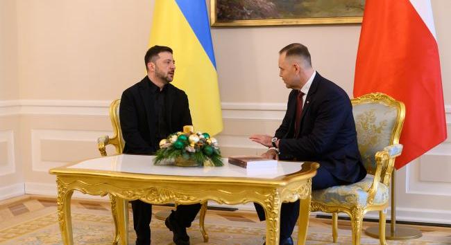 A lengyel elnök az Ukrán Felkelő Hadsereg heroizálása miatt el akarja venni Zelenszkijtől a legnagyobb lengyel kitüntetést