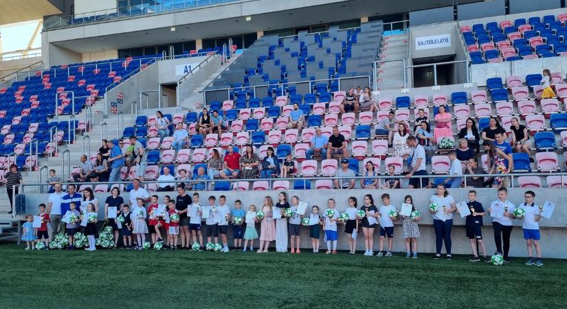 Nikolics Nemanja és a szövetség igazgatója adta át a díjakat a kicsiknek