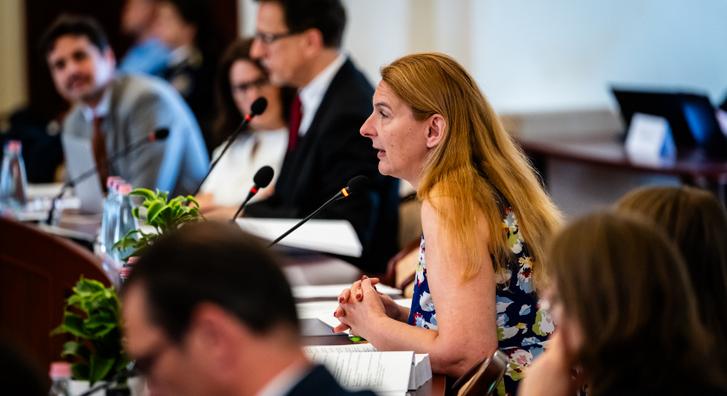 Baranyi Krisztina szerint a trafikrendszert azért hozták létre, hogy „az alsóközépparasztjaiknak kifizessék a jussaikat”