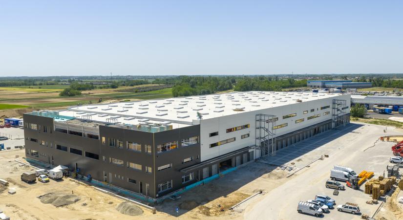 A MERKBAU kivitelezésében épül a GLS új, híddal összekötött logisztikai csarnoka Alsónémediben