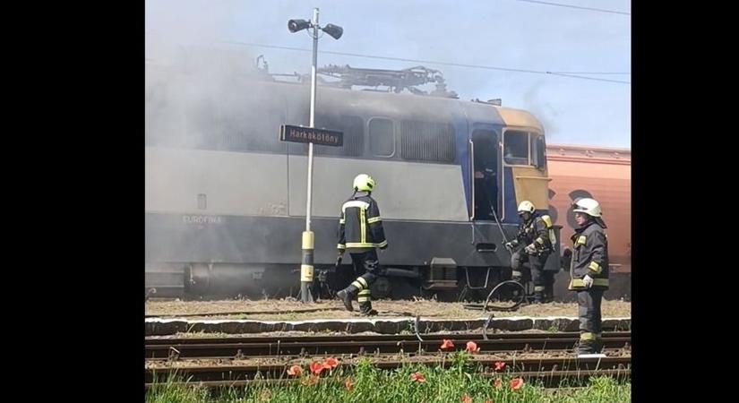 Kigyulladt egy mozdony a harkakötönyi állomáson: pótlóbuszok szállítják az utasokat