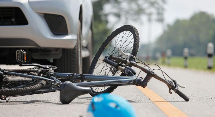 Ráborult a saját kerékpárja, szörnyű sérülése lett a Makláron elütött biciklisnek