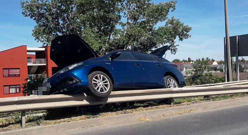 Szalagkorlátok közé hajtott egy autó Győrben - Ez a harmadik baleset bő egy órán belül - fotó