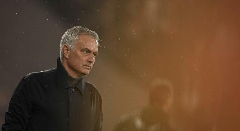 Hivatalos: Mourinho aláírt, s rögtön munkához is látott