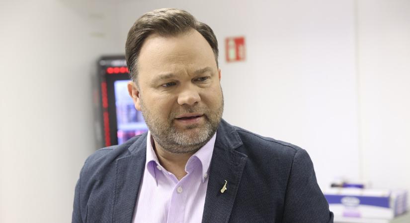 „A hír igaz! Profilt váltok” – Aranyosi Péter Kovi oldalán jelentkezett be, aki a humorista új művésznevét is kitalálta már