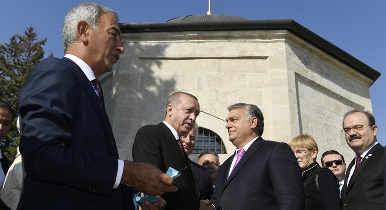 Kiszivárgott, kik kaptak diplomata-útlevelet, Orbán Viktor barátja mellett több érdekes név is van a listán