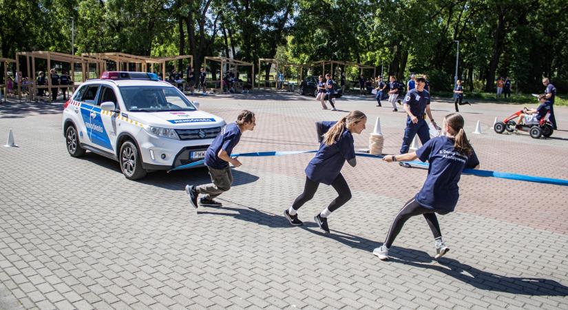 Rendészeti akadályversenyen mérték össze tudásukat a térség diákjai Dorogon