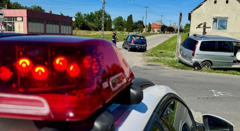 Csattanás a zalai település kereszteződésében! Tűzoltók, mentők és rendőrök a helyszínen – friss rendőrségi információval