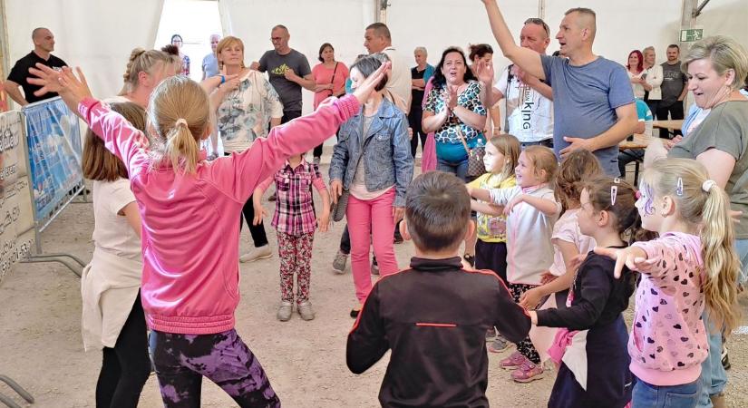 Izzanak a bográcsok, indul a mandula: főzőversennyel és ingyen lángossal várnak a mocsaiak