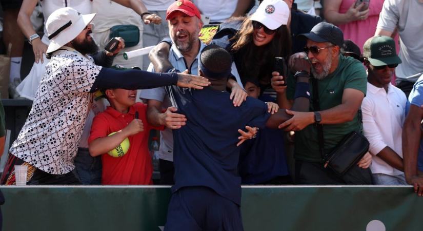 Roland Garros: elcsaklizta egy néző az amerikai teniszező szerencseütőjét
