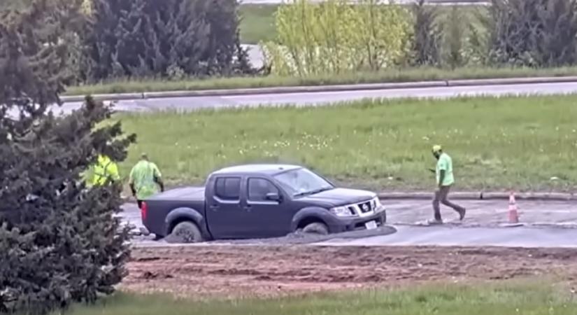 Tengelyig süllyedt a friss betonban egy autós: ki akarta próbálni a tükörsimának tűnő utat - videó