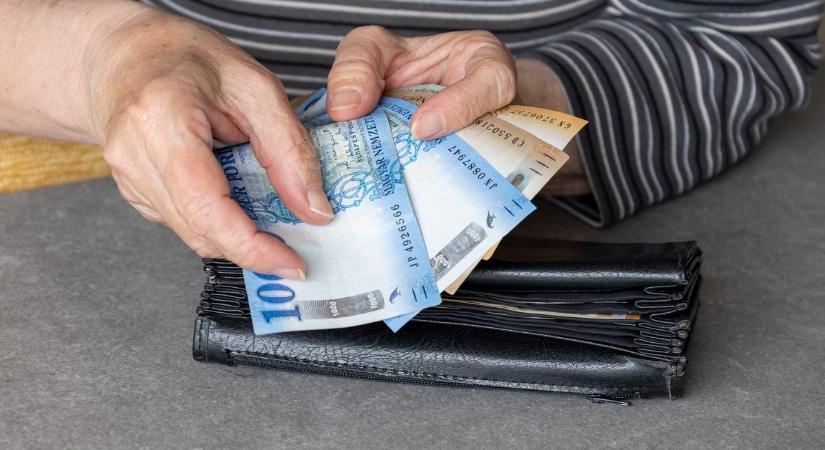 Rossz hír jött a nyugdíjasoknak: júniusban csúszás jöhet a kifizetésekben