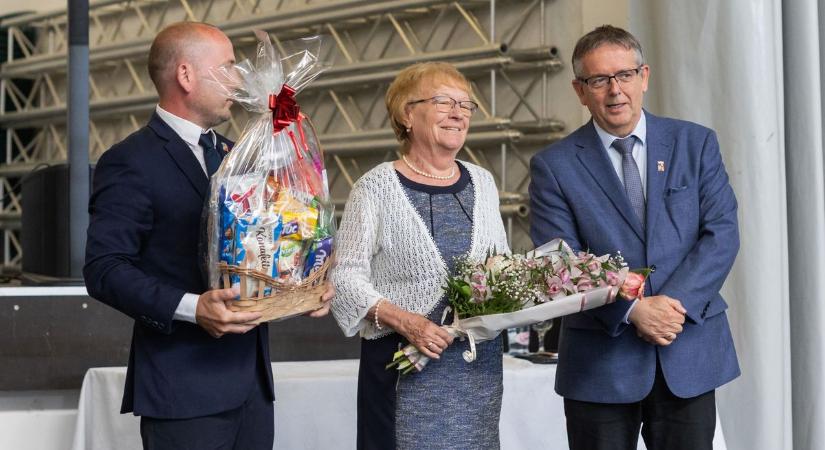 Díjazták Tata pedagógusait, zenével és megható köszöntésekkel ünnepelt a város