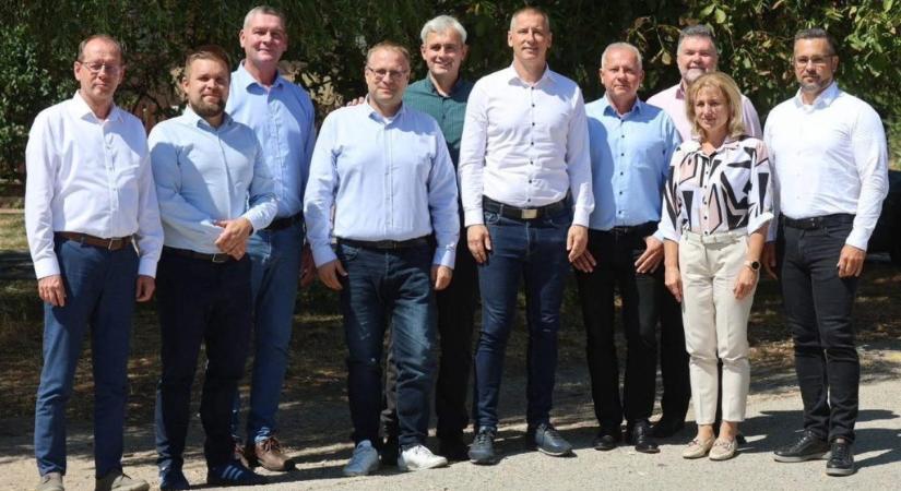 Magyar Péterhez fordult közös nyilatkozattal tíz megyei jogú város nem fideszes polgármestere
