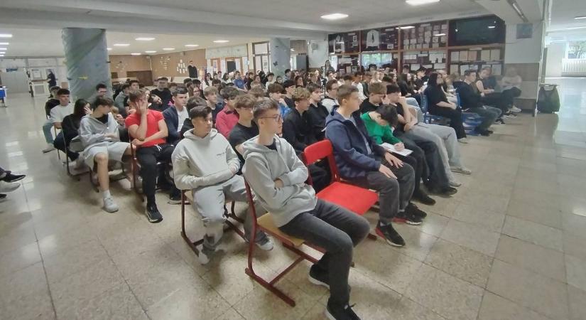 Nem fogod elhinni, mely neveket utasítják el Magyarországon – érdekes előadás a SZIKSZI-ben