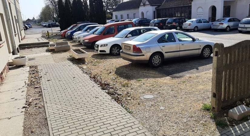 Átalakul a fertőszentmiklósi vasútállomás előtti buszforduló és parkolóterület - fotók