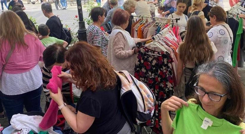 Vasárnap nyári használt ruhacsere akció a győri belvárosban