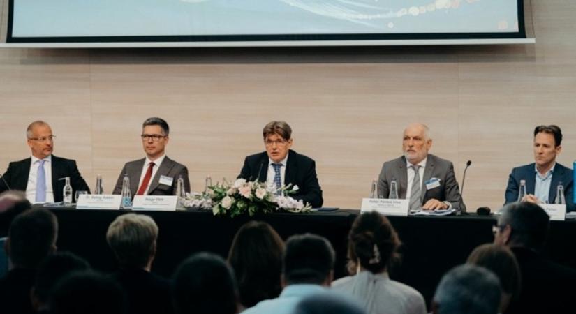 Demonstrálásképpen kivonultak a Vas Megyei Kereskedelmi és Iparkamara delegáltjai a Magyar Kereskedelmi és Iparkamara küldöttgyűléséről