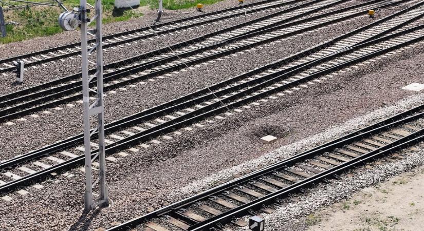 Azonnali közleményt adott ki a MÁV – kisiklott egy tehervonat egyik kocsija Bicskénél