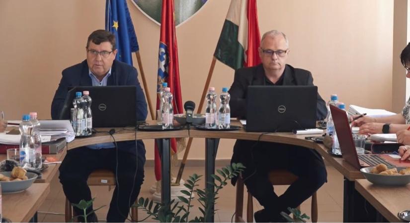 Feloszlatta magát az apci önkormányzat, új választást írnak ki