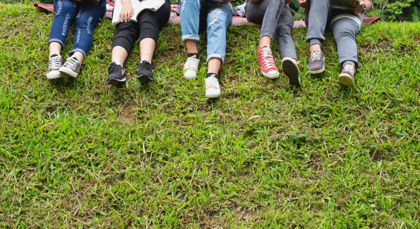 A pólókon szereplő feliratok miatt a ballagók a parkban ünnepeltek az iskolaudavar helyett