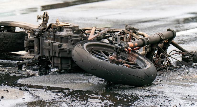 Motorossal karambolozott egy személyautó Pápán – teljes útzár az érintett szakaszon!