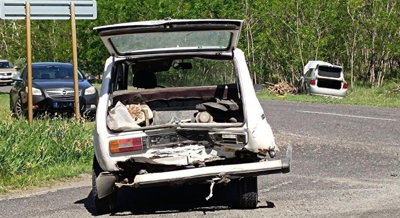 Előzés közben történt a súlyos baleset Kiskunmajsánál, egy farakásnak csapódott az autó