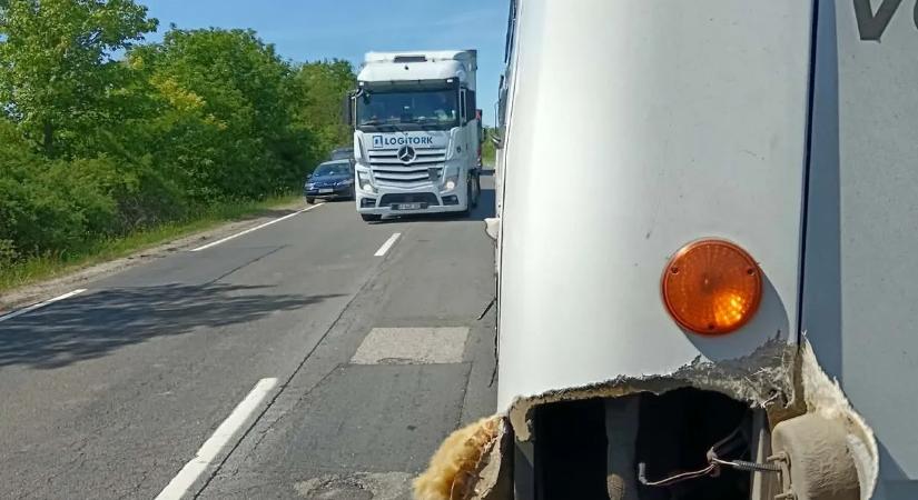Hatalmas csattanás a 2-es főúton, negyven utasával ütközött a busz a kamionnal