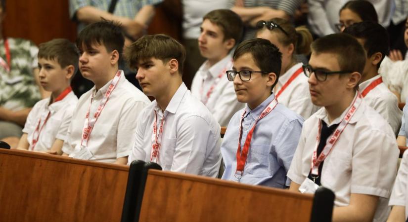 Ismét Győrben gyűlnek össze a legjobb fizikus diákok - fotók