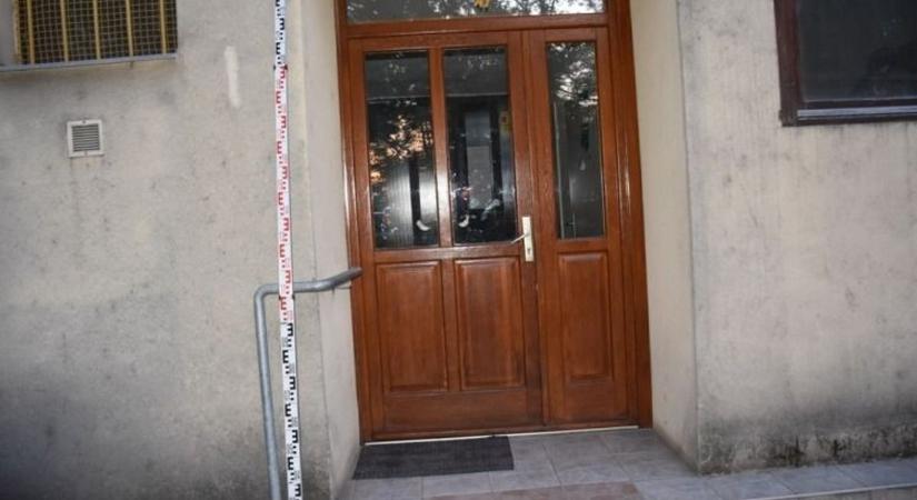 Hétszer szúrt a dunaújvárosi lépcsőházban, emberölés kísérlete miatt letartóztatták