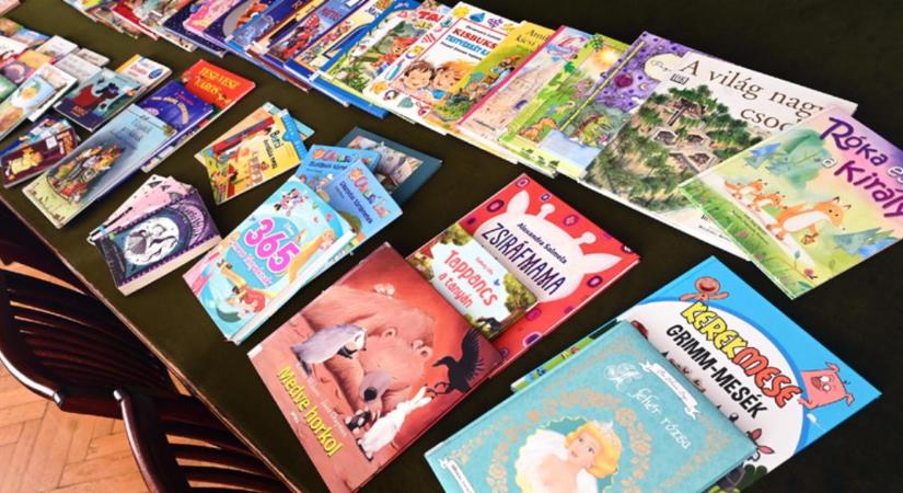 Könyvekkel nyitnak ablakot a külvilágra a beteg gyerekeknek Debrecenben