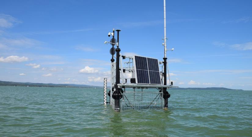 Újabb luxusberuházás a Balatonon? Rejtélyes fémszigetek bukkantak fel váratlanul a vízen