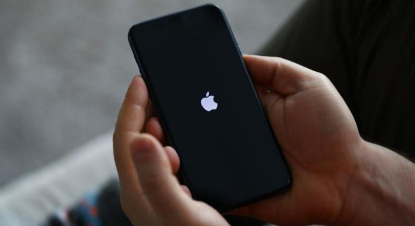 Felöltözött a fekete iPhone Ultra, képeken az Apple hajtogatható telefonja